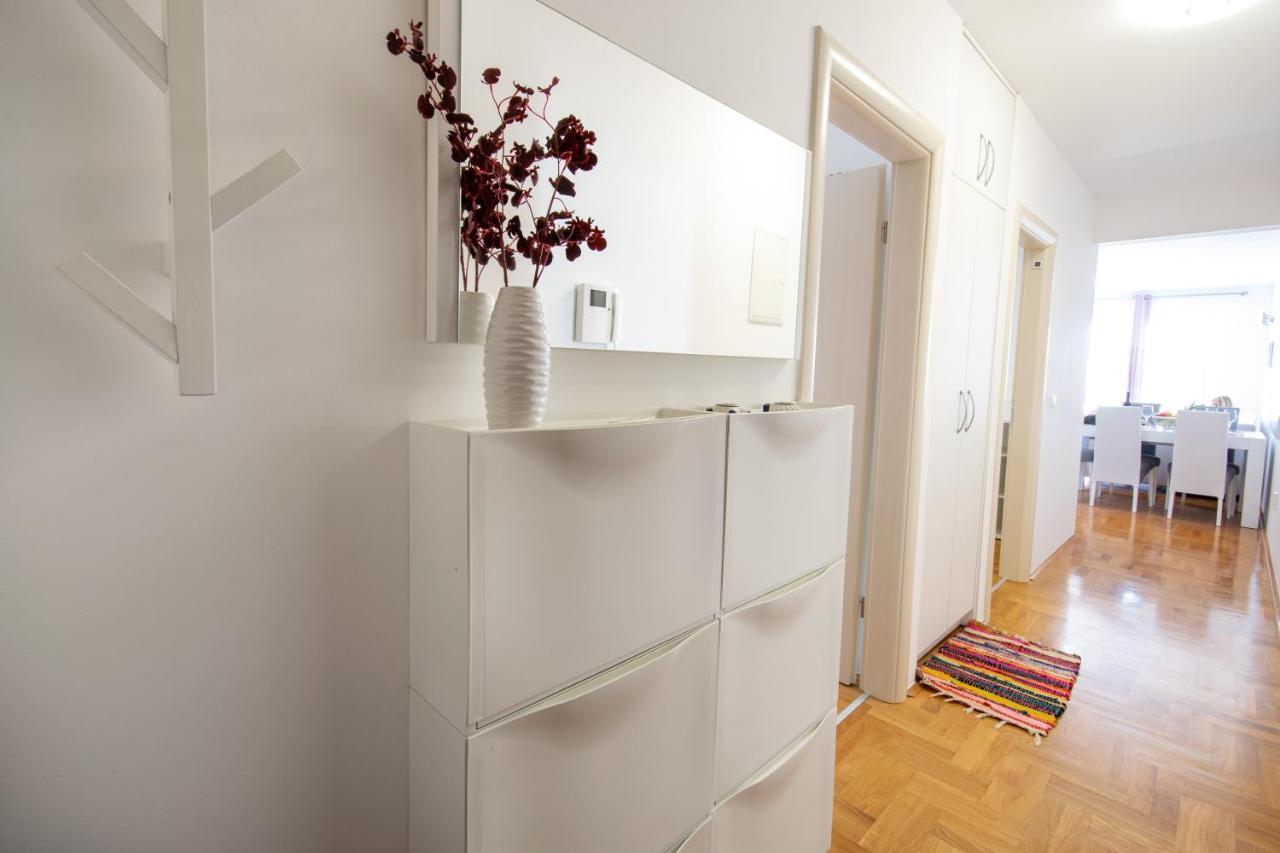 Apartma Sara *